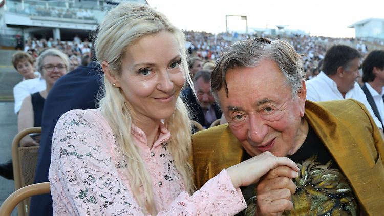 Küss die Hand, schöne Frau: Richard Lugner und Simone Reiländer.