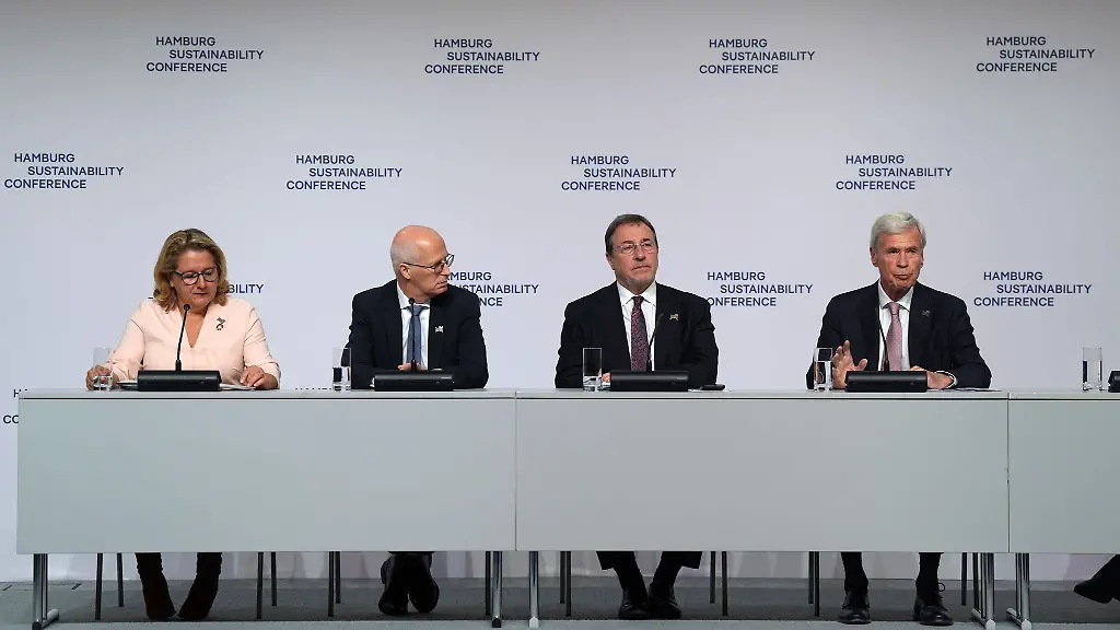 Unternehmer-Michael-Otto-rechts-spricht-auf-der-Hamburger-Nachhaltigkeitskonferenz