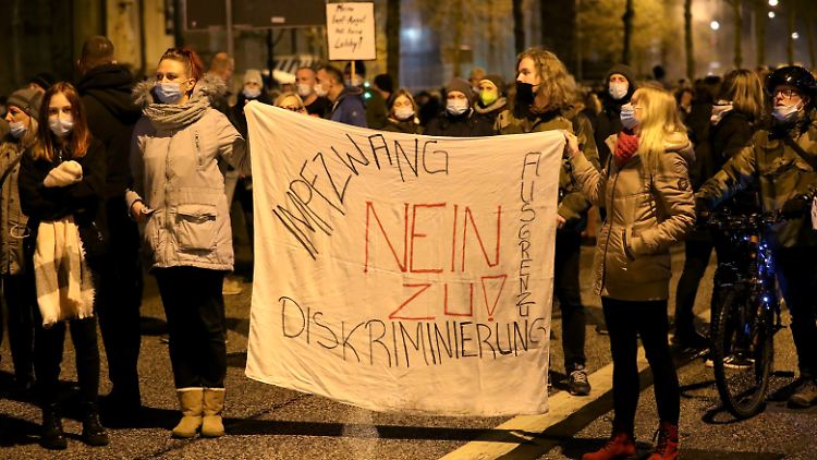 Nach Einschätzung von Experten mischen bei den Protesten auch rechtsextreme Gruppen mit, die gegen Migration und staatliche Strukturen mobilisieren.