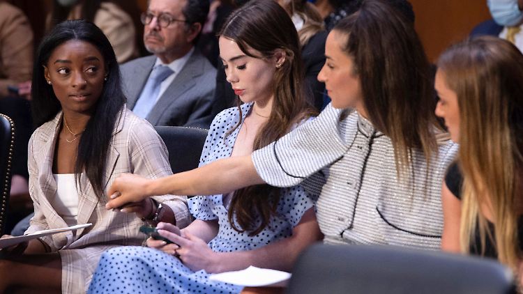 Die betroffenen Turnerinnen Simone Biles (von links nach rechts), McKayla Maroney, Aly Raisman and Maggie Nichols bei einer Anhörung.