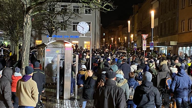 Bis zu 2000 Menschen zogen am Sonntag durch die Schweinfurter Innenstadt.