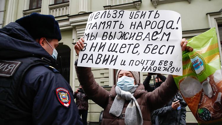 Demonstranten und Journalisten vor dem Obersten Gerichtshof Russlands bei einem der ersten Verhandlungstage über ein Verbot der Organisation.