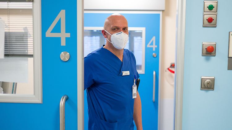 Nicht zu wissen, was in den nächsten Wochen noch auf die Mitarbeiter zukommt, sei "eine permanente Anspannung", sagt Stationsleiter Leo Wagner.