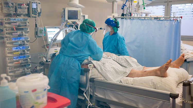 Zwei Ärztinnen kümmern sich auf der Intensivstation des Klinikum Mutterhaus in Trier um einen Corona-Patienten.