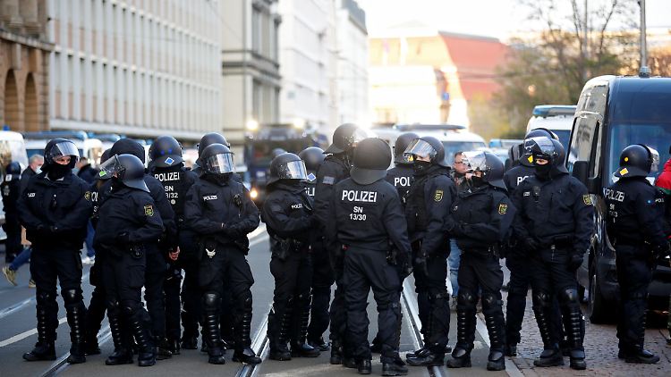 Polizeieinsatzkräfte bei einer Demonstration in Leipzig.