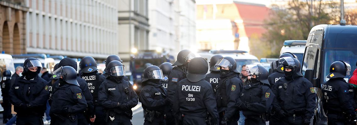 Polizeieinsatzkräfte bei einer Demonstration in Leipzig.