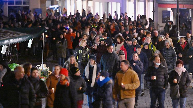 Protest gegen die Corona-Politik oder Anstehen für die Impfung? Die Kerzen geben den Hinweis, dass es sich hier um einen "Spaziergang" handelt (Bild aus Tübingen).