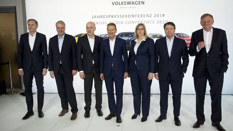 Hiltrud Werner  allein unter Männern. Die Vorständin für "Integrität und Recht" war seit knapp fünf Jahren dafür zuständig, eine Wiederholuing des Diesel-Skandals zu verhindern. Ihr Vertrag wurde nicht verlängert,  