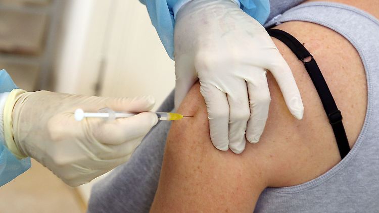 "Mit einer allgemeinen Impfpflicht sorgen wir für eine Gleichbehandlung", sagt Bayerns Gesundheitsminister Holetschek.