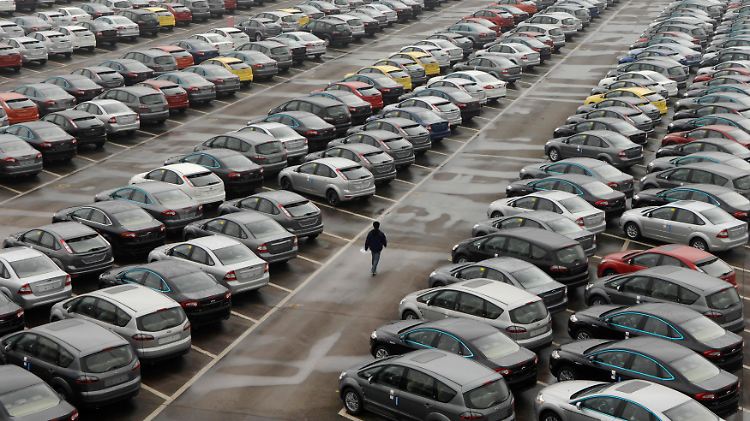 Kein Parkplatz mehr frei bei "Changan Ford Mazda Automobile": Neuwagen warten auf Käufer.
