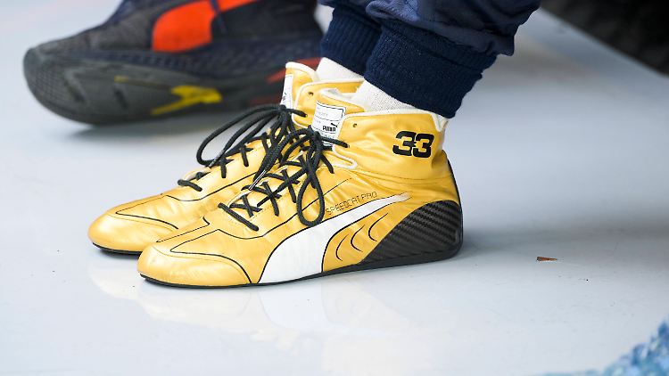 Die Schuhe hat Verstappen schonmal farblich angepasst. Die Nummer stimmt noch nicht.