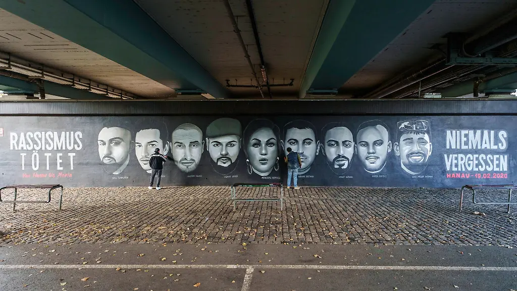 Die-rechten-Schmierereien-auf-dem-Wandbild-fuer-die-Opfer-des-rassistischen-Anschlags-von-Hanau-sind-beseitigt