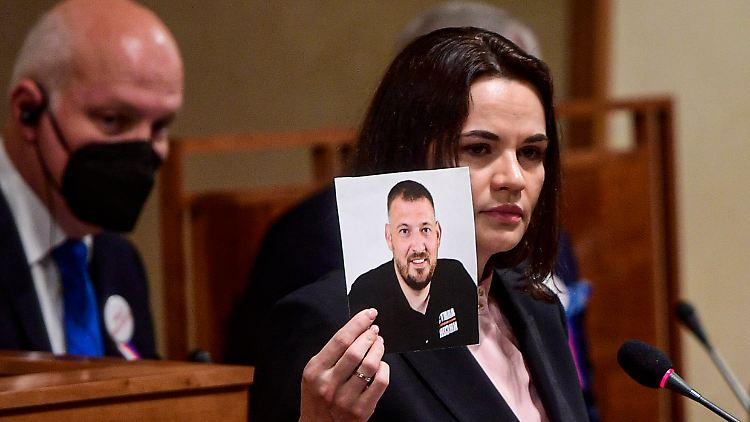 Als Tichanowskaja im Juni im tschechischen Parlament spricht, hält sie ein Foto ihres inhaftierten Ehemanns Sergej Tichanowski hoch.
