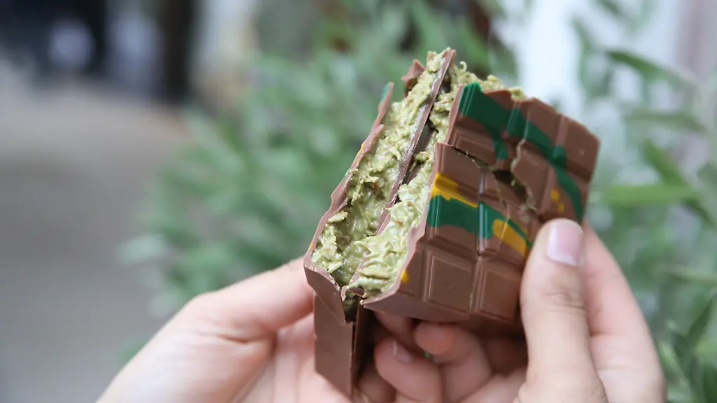 Sogenannte-Dubai-Schokolade-ist-unter-anderem-mit-Pistaziencreme-gefuellt