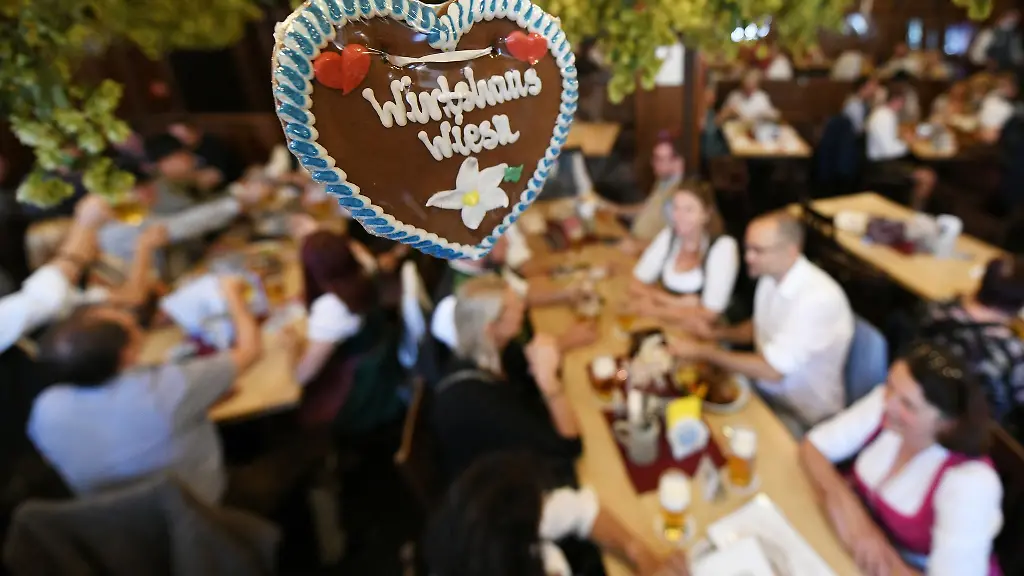 Fast-wie-im-Festzelt-die-Wirtshaus-Wiesn