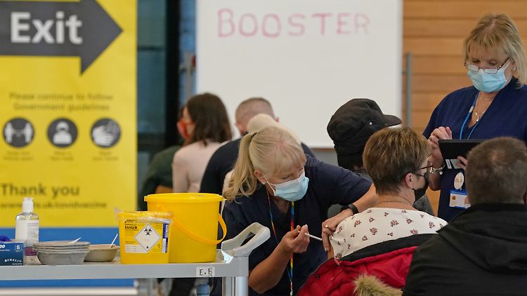 Die Befreiung gilt für Menschen, deren Auffrischungsimpfung mindestens 15 Tage zurück liegt. 