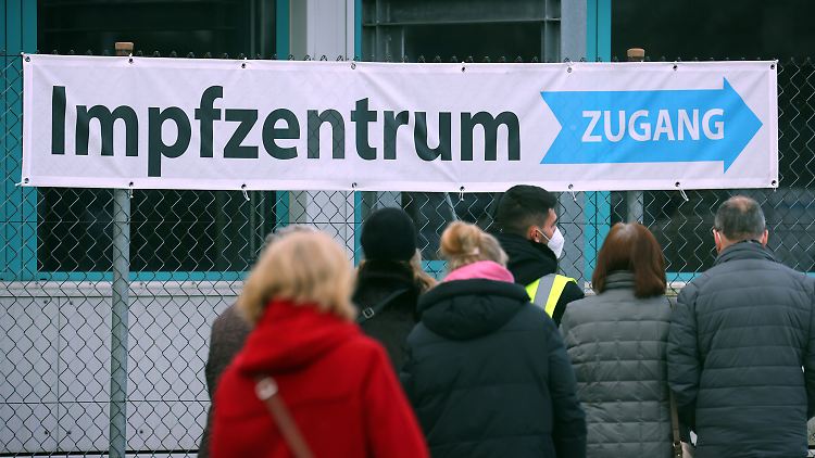 Eine massive Booster-Impfkampagne könnte die Omikron-Welle eindämmen, glauben Experten.