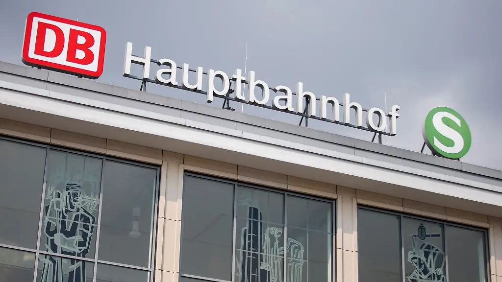 Mit-einer-echt-aussehenden-Pistole-hat-ein-18-Jaehriger-aus-Iserlohn-im-Dortmunder-Hauptbahnhof-hantiert-und-damit-einen-Polizeieinsatz-ausgeloest