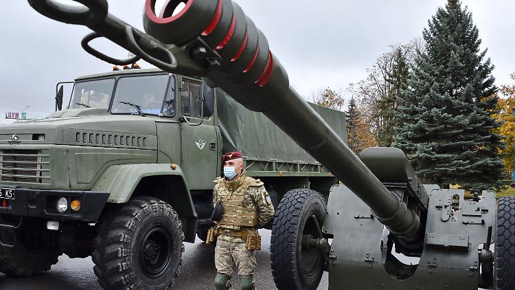 Angesichts des russischen Truppenaufmarsches brauche die Ukraine zusätzliche Verteidigungswaffen, sagt Selenskyj.