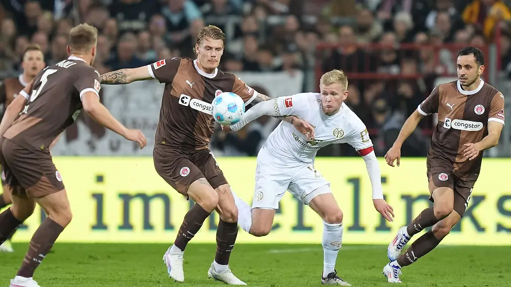 Jonathan-Burkardt-war-der-ueberragende-Mainzer-Spieler-beim-Sieg-in-St-Pauli