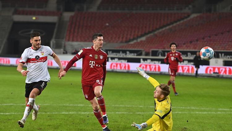 Lewandowski trifft im menschenleeren Stuttgarter Stadion.