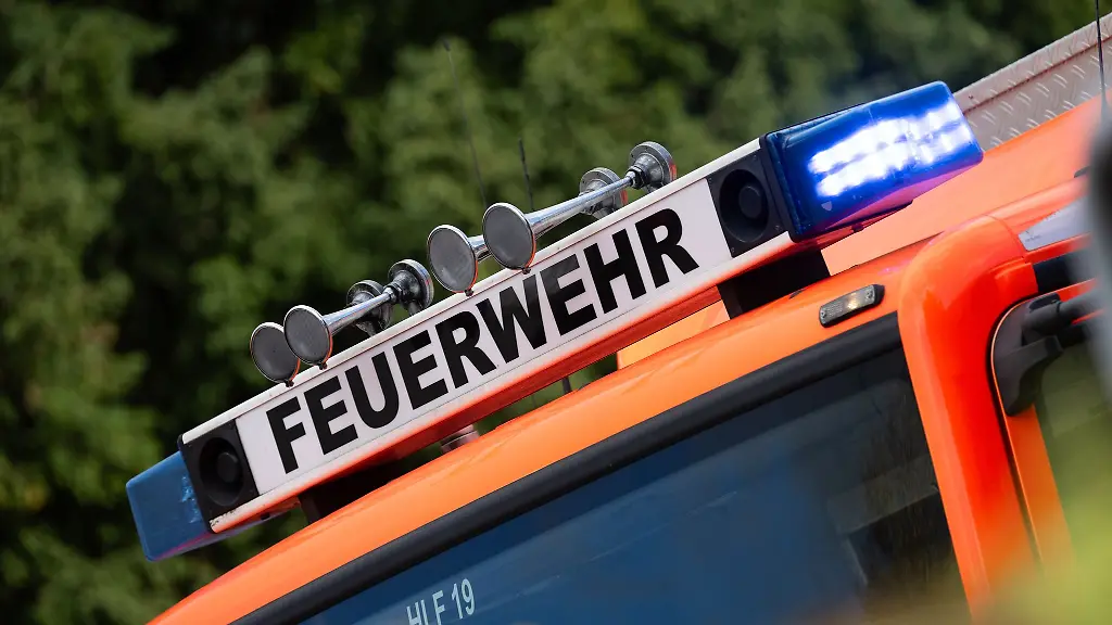 Abgelegte-Kleidung-auf-einem-Saunofen-ist-mutmasslich-die-Ursache-fuer-einen-Brand-in-einem-Ferienhaus-auf-Ruegen