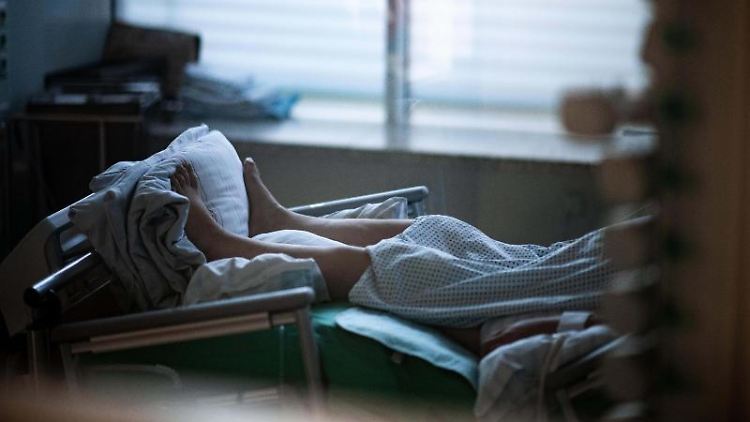 Auf Intensivstationen müssen auch Patienten nach Operationen oder Notfällen versorgt werden. 