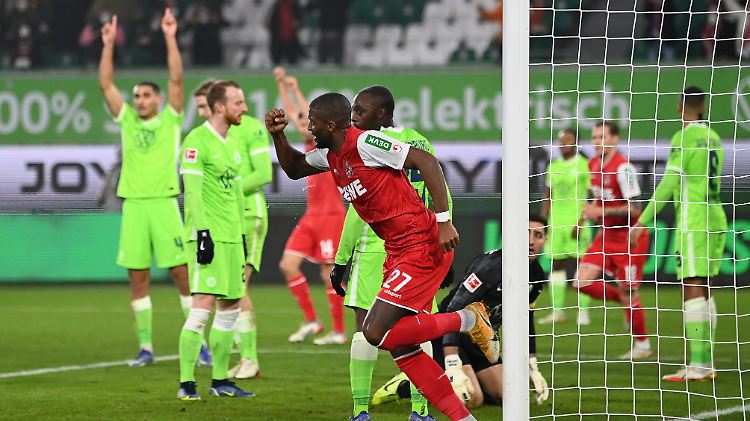 Modeste jubelt nach seinem ersten Treffer am Mittellandkanal.