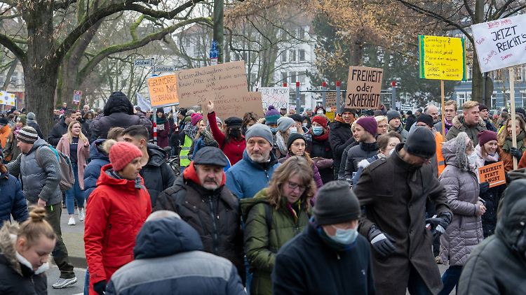Demonstration gegen die Corona-Politik: "Es meldet sich gar keiner mehr an, sondern die kommen einfach", sagt Reul.
