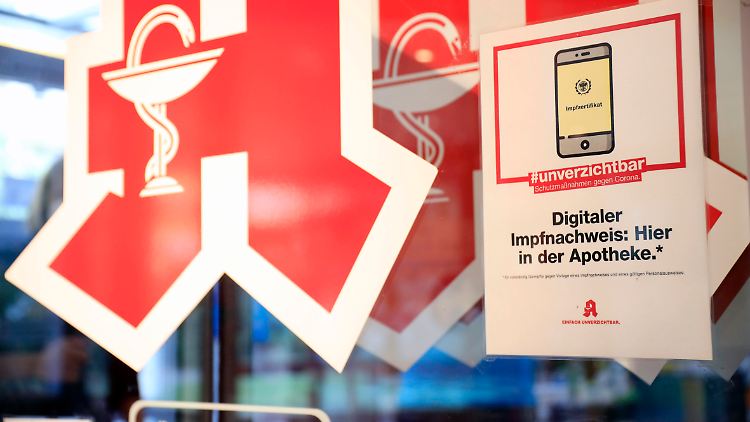 In Apotheken fielen immer wieder gefälschte Impfpässe auf, ihre Dunkelziffer wird aber deutlich höher geschätzt. Dank einer neuen Software sollen sie noch leichter zu identifizieren sein.