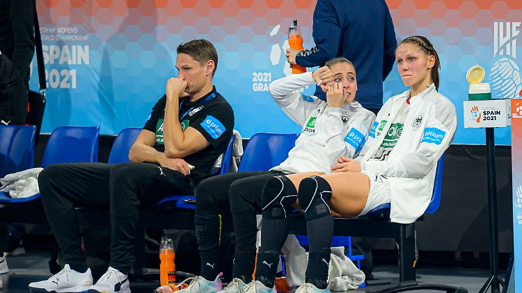 Co-Trainer Koke (l.) mit den enttäuschten Spielerinnen Johanna Stockschläder (m.) und Xenia Smits.