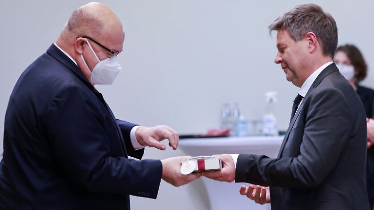 Zur Amtsübergabe gab es ein Geschenk vom scheidenden Wirtschaftsminister Altmaier an seinen Nachfolger Habeck. Auf ein anderes "Geschenk" hätten vor allem die Grünen dagegen gern verzichtet.