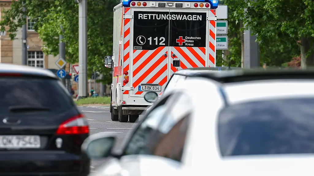 Die-beiden-Schwerverletzten-wurden-per-Rettungswagen-ins-Krankenhaus-gebracht