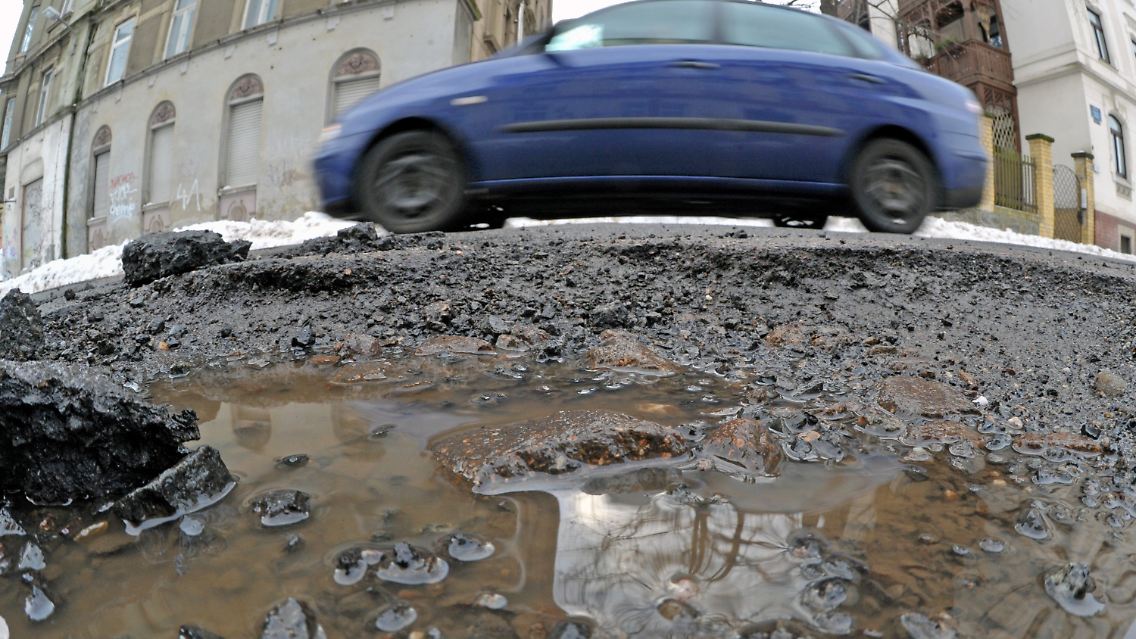 Der harte Winter hat vielen Straßen stark zugesetzt. Bis zum Frühjahr wird mit einem Schlagloch-Rekord auf deutschen Straßen gerechnet.