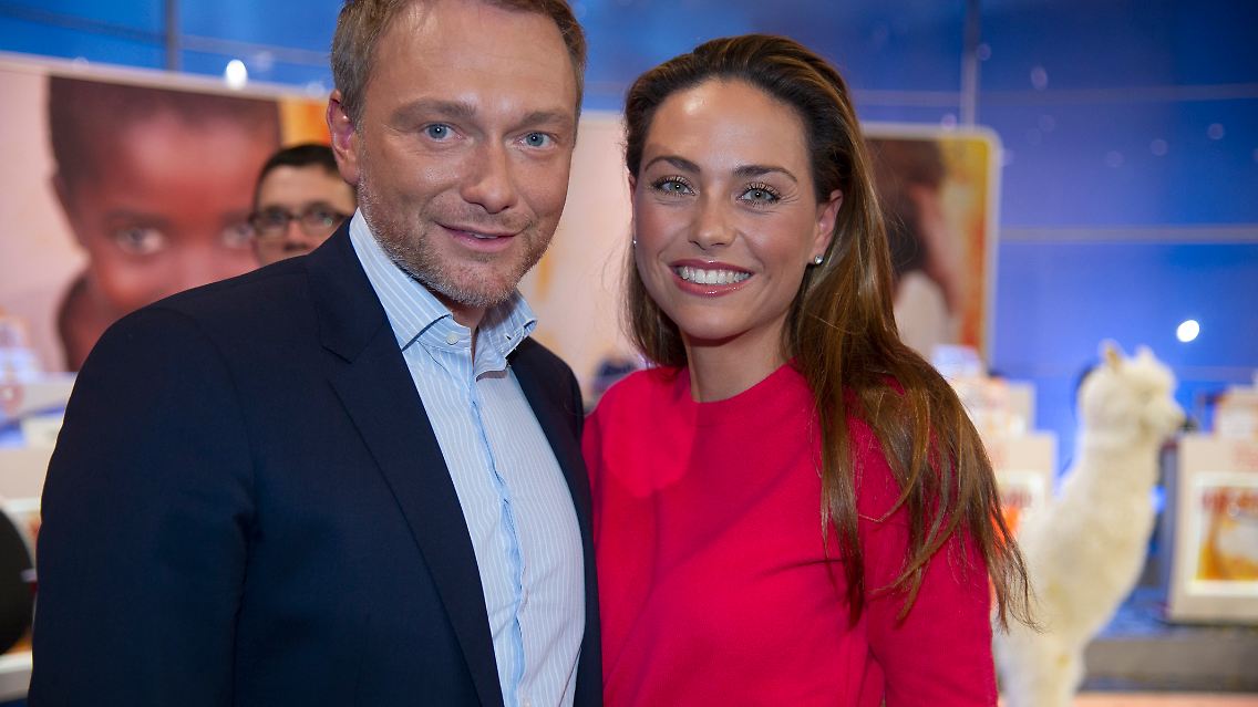 FDP-Chef Christian Lindner und seine Freundin Franca Lehfeldt sind seit drei Jahren ein Paar. Im September verlobten sich der Finanzminister und die RTL-Reporterin.
