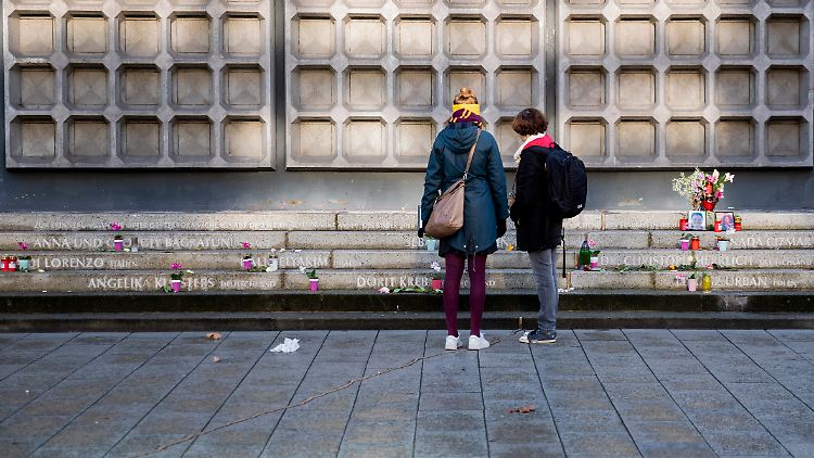 An die Opfer des Anschlags erinnert ein Mahnmal vor der Gedächtniskirche.