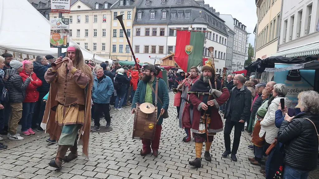 In-Gera-haben-Tausende-das-diesjaehrige-Hoehlerfest-gefeiert-Der-traditionelle-Umzug-startete-am-Samstag-am-Kornmarkt-und-fuehrte-durch-die-Innenstadt-zum-Museumsplatz
