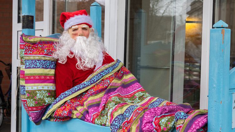 In Niedersachsen gilt ab dem 24. Dezember eine Weihnachtsruhe: Da macht auch Santa vor einem Bettengeschäft in Hannover mit.
