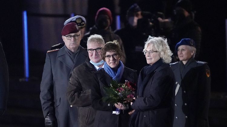 Ex-Verteidigungsministerin Annegret Kramp-Karrenbauer mit ihrem Ehemann Helmut Karrenbauer, der neuen Ministerin Christine Lambrecht und Eberhard Zorn, General des Heeres der Bundeswehr.