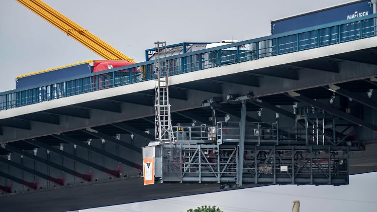 Ein Bild, das man wohl häufiger im nächsten Jahr sieht: Erst im Sommer wurden Schäden an der Autobahnbrücke Neuenkamp auf der A40 behoben.