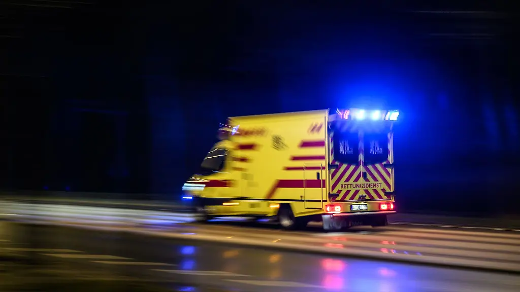 Ein-junger-Autofahrer-schwebt-nach-einem-schweren-Unfall-in-Lebensgefahr