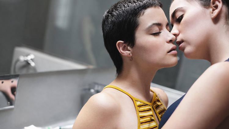 Zwei Frauen, die einander begehren, identifizieren sich nicht automatisch als homosexuell.