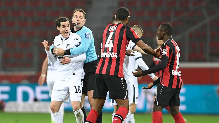 Diaby (r.) bittet um mehr, aber Schiedsrichter Stieler beruhigt den aufgebrachten Rudy.