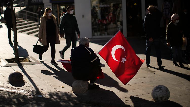 Die angeschlagene türkische Währung ist in den letzten Monaten gegenüber US-Dollar und Euro auf ein Allzeittief gefallen. Präsident Erdogan besteht darauf, dass die Zinsen trotz steigender Verbraucherpreise immer weiter gesenkt werden.