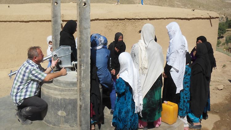 Caritas International unterstützt in Afghanistan verschiedene Projekte - hier Stefan Recker bei der Arbeit.