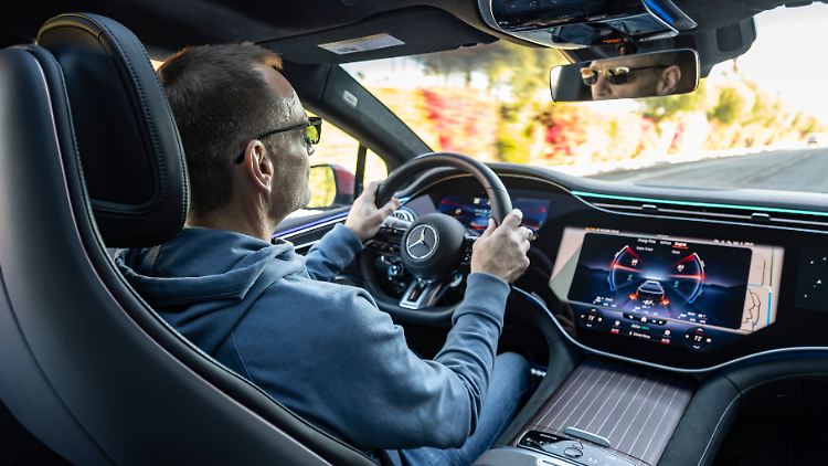 Wer sagt, ein 2,6 Tonnen schweres E-Auto könne keinen Spaß machen, der ist den AMG EQS 53 noch nicht gefahren.
