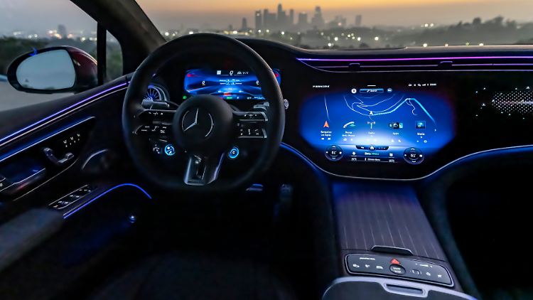 Das Hyperscreen-Cockpit, das sich über das gesamte Dashboard zieht, ist im Mercedes-AMG EQS 53 Serie.
