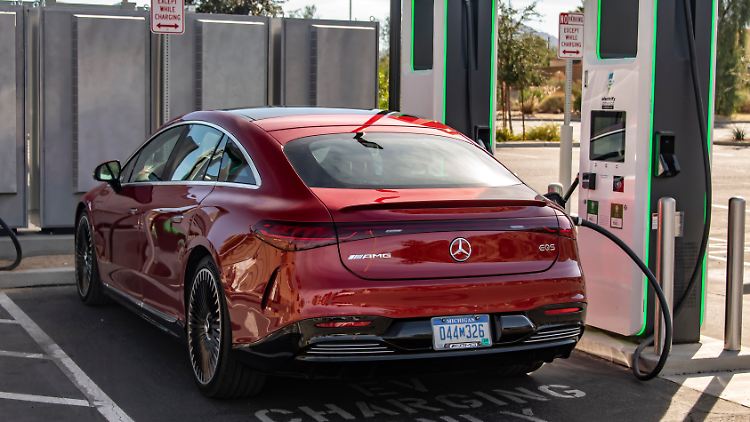 An der richtigen Ladestation sammelt der Mercedes-AMG EQS 53 in 19 Minuten Energie für weitere 300 Kilometer.