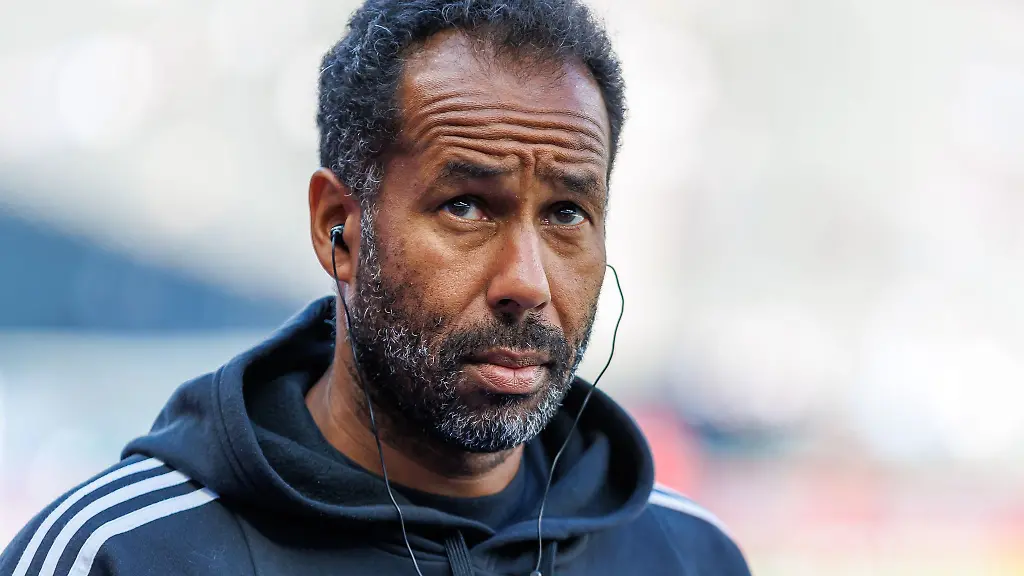 Daniel-Thioune-steht-vor-seinem-100