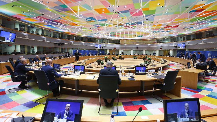 Der Aufmarsch russischer Truppen an der Grenze zur Ukraine steht im Fokus des Gipfels. Die EU-Staats- und Regierungschefs verständigen sich auf ein gemeinsames Vorgehen.